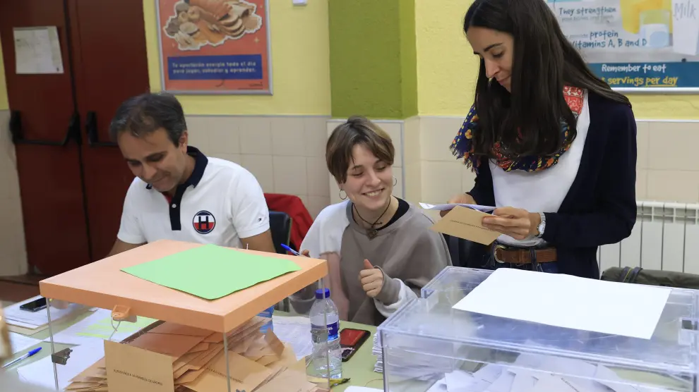 Los integrantes de una mesa electoral del colegio CEIP Ciudad de Roma proceden al recuento de votos, tras el cierre de su centro electoral este domingo en Madrid.