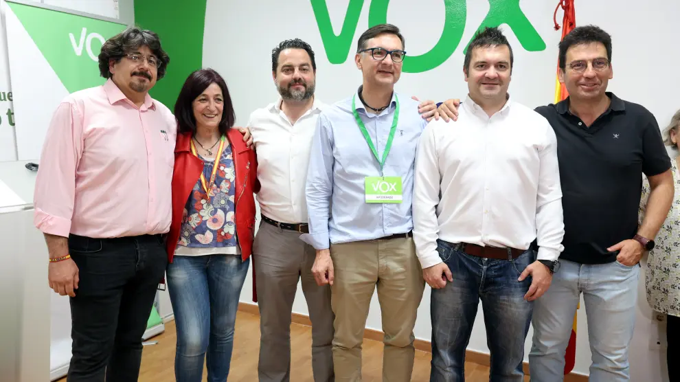 Antonio Laborda, quinto por la izquierda, junto al equipo de la formación, en la sede de VOX Huesca.