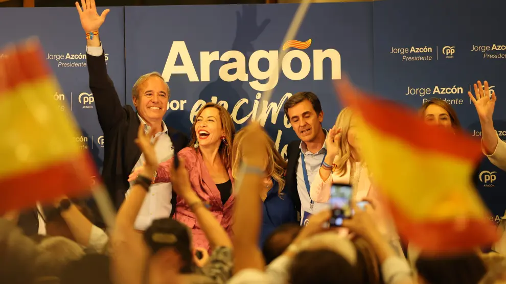 Jorge Azcón y Natalia Chueca celebran la victoria en la sede del PP de Aragón.