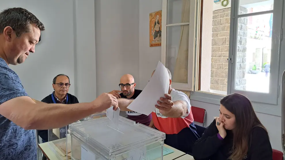 Votación en un colegio electoral de Sabiñánigo