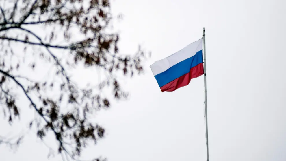 Bandera de Rusia en la Embajada rusa en la capital de Polonia, Varsovia.