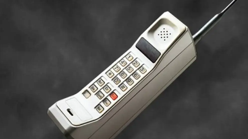 El primer móvil fue un DynaTAC 8000x, de la marca Motorola.