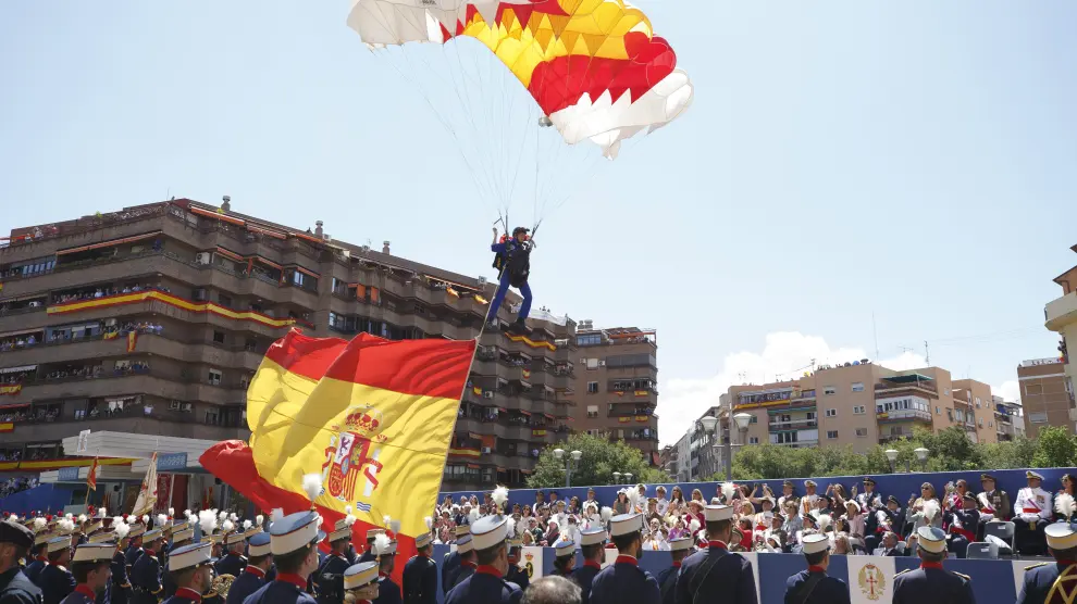 Por primera vez una mujer ha realizado el salto en paracaídas portando la bandera de España.