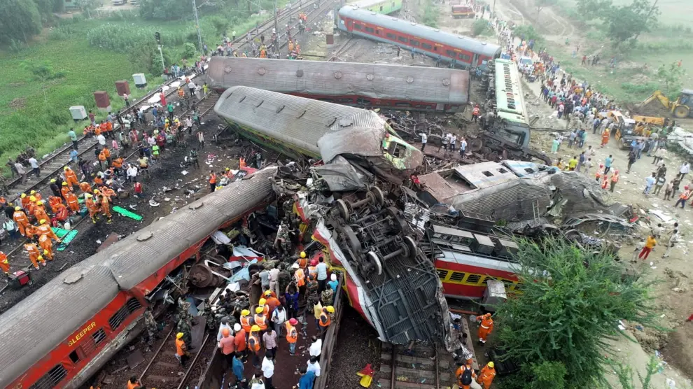 Repletos de pasajeros, los vagones de los trenes quedaron desperdigados y deformados junto a las vías.