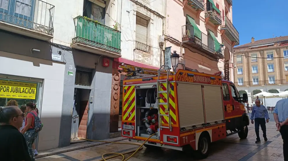 Un camión de bomberos en la fachada del edificio en el que se ha producido el incendio.