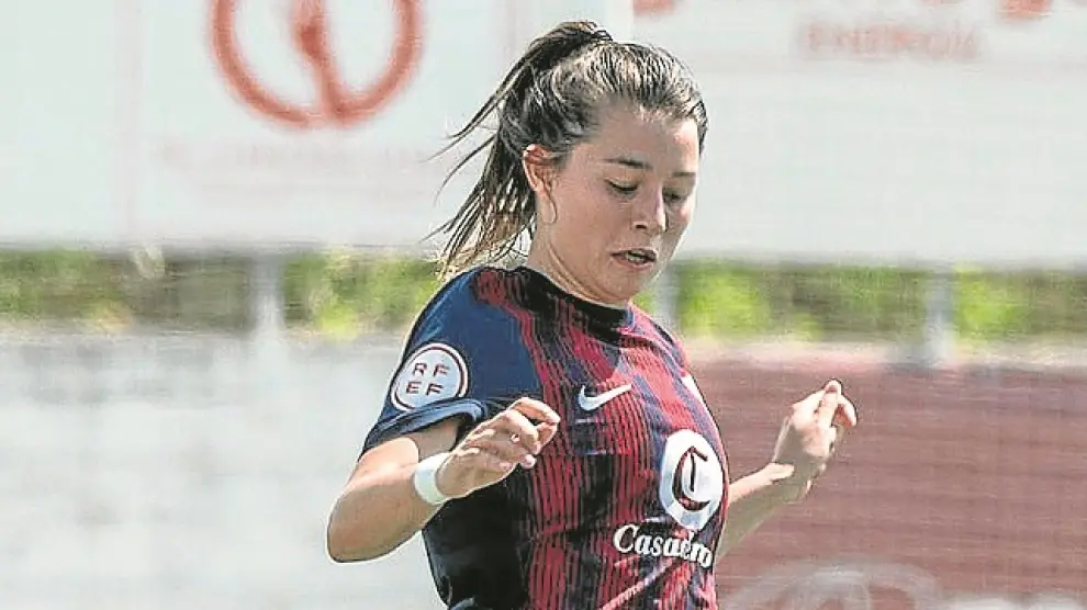 Sara González golpea el balón en un partido en San Jorge.