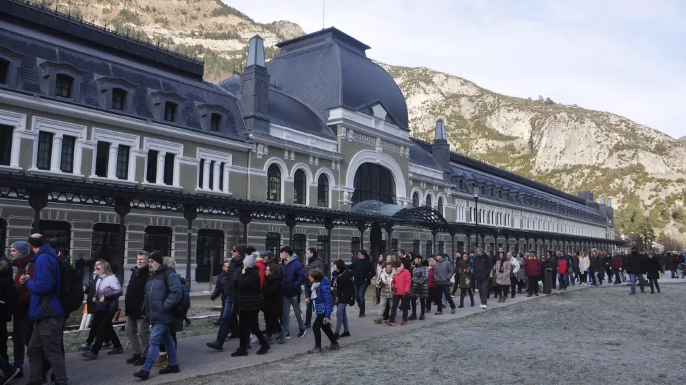 Público asistente a la inauguración de la reforma de la explanada de la estación de Canfranc el pasado enero.