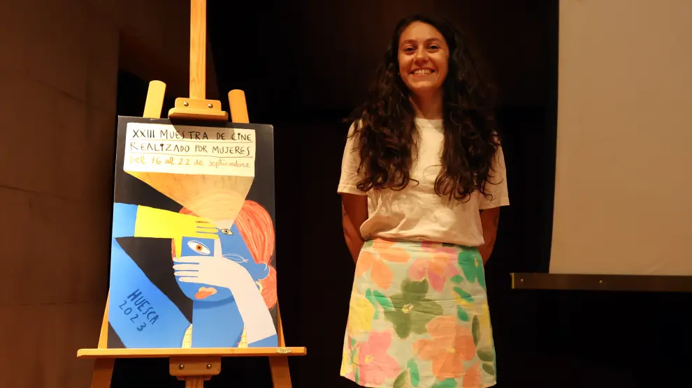 Marta Alonso junto al cartel de la XXIII Muestra de Cine Realizado por Mujeres.