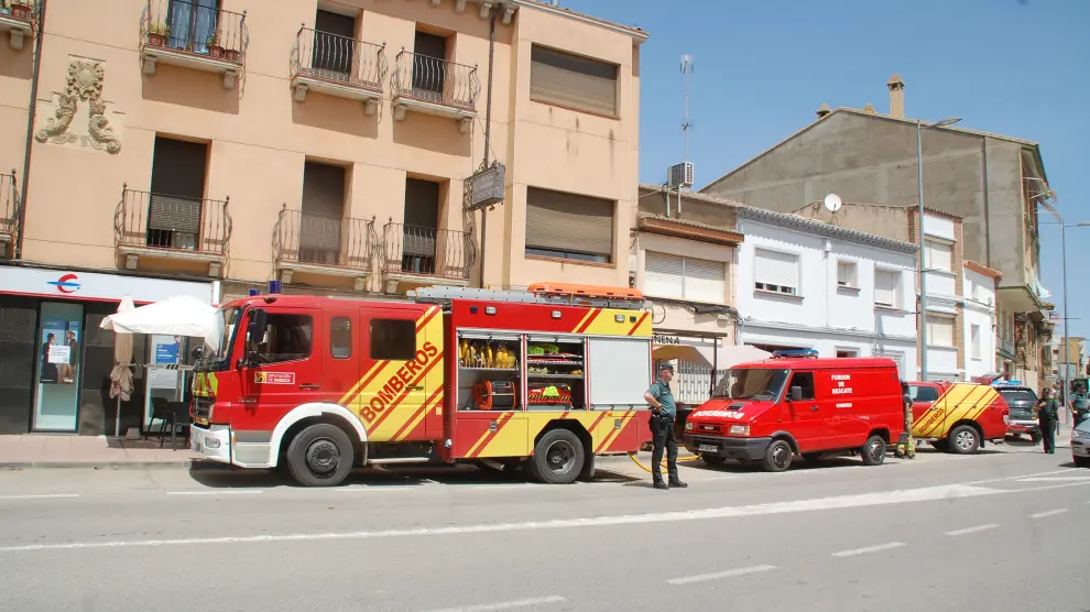 Efectivos de los bomberos, emergencia y Guardia Civil han acudido al lugar tras la explosión.