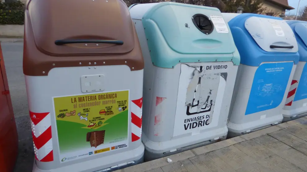 Uno de los contenedores marrones distribuidos en Sabiñánigo para recoger materia orgánica selectiva.