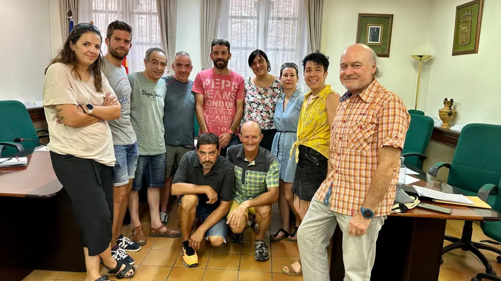 Foto de familia con alcalde, concejales de PSOE, PP y CHA y miembros de la FCQ