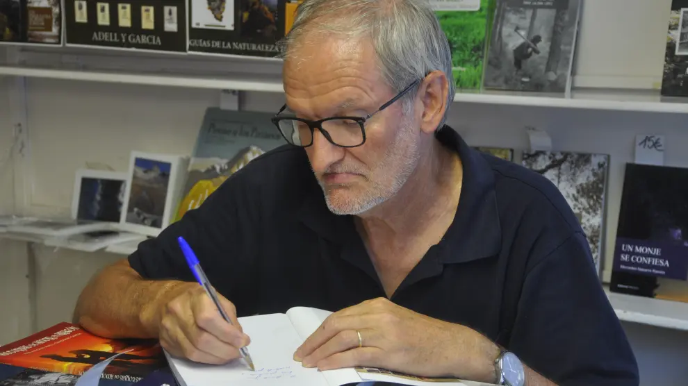 José Antonio Adell firmando un ejemplar de su libro ‘Historias, cuentos y leyendas del Pirineo’.