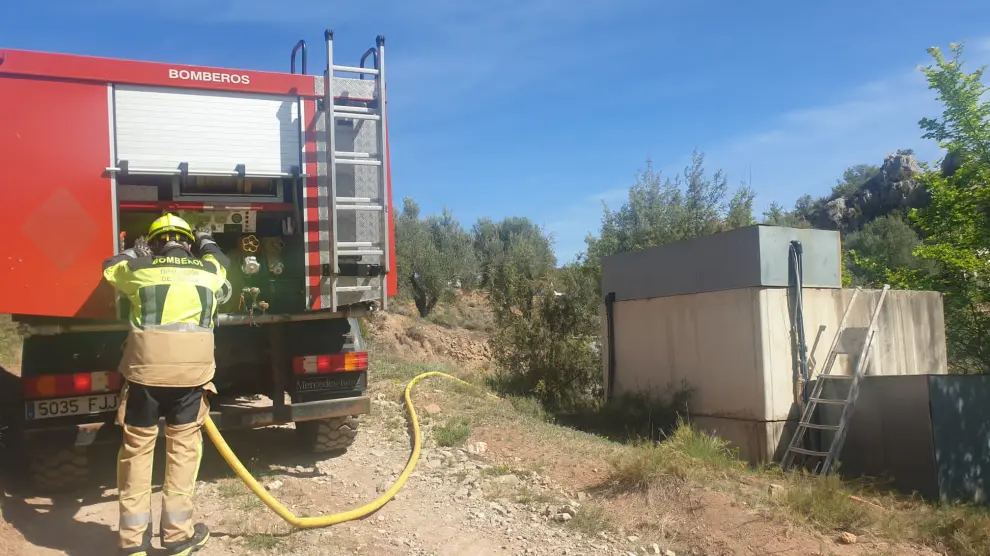 Un camión del Speis trasvasa agua al depósito del núcleo de Aguinaliu en mayo.
