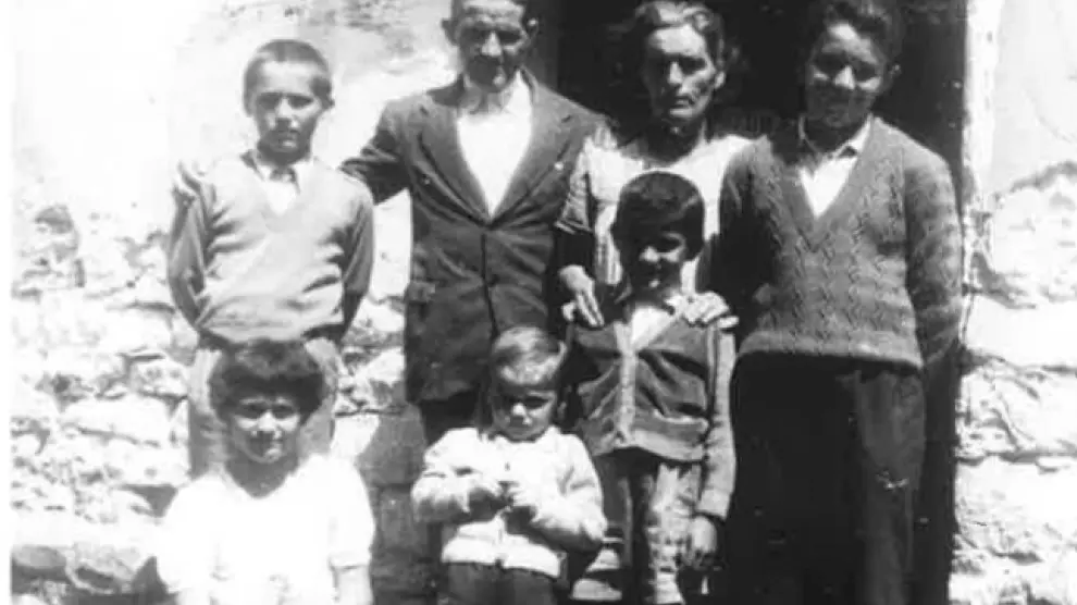 Familia Buisán Pueyo delante de casa Correo, 1961.