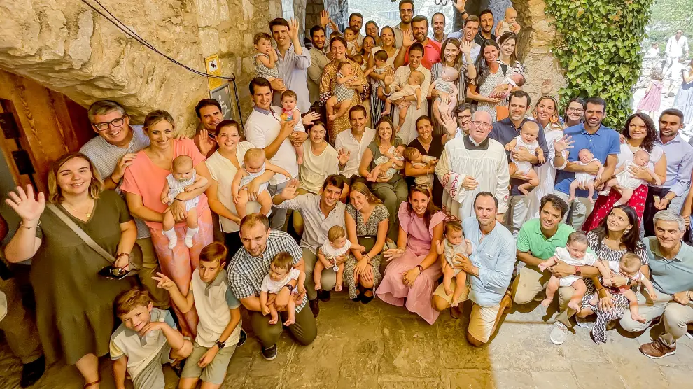 Foto de las familias que ofrecieron a sus bebés a la Virgen de Torreciudad.