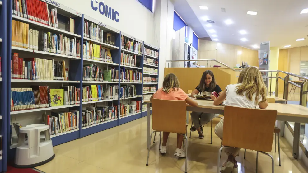 Usuarias de la Biblioteca Municipal Antonio Durán Gudiol, este lunes en sus instalaciones.