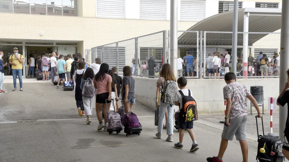 Escolares en el primer día de curso, el año pasado, en un colegio de la ciudad de Huesca.