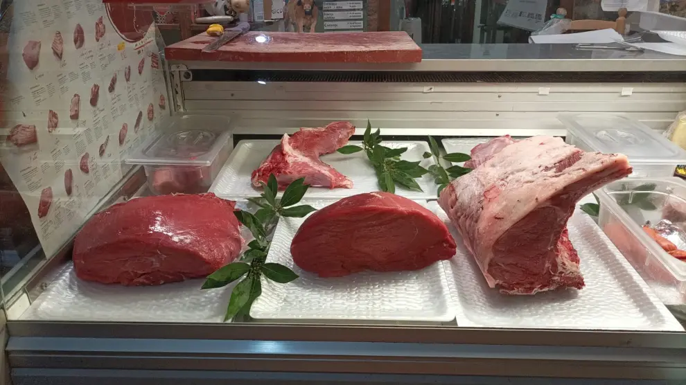 Las carnes “naturales” procedentes de las vacas de raza pirenaica en la Carnicería Fez.