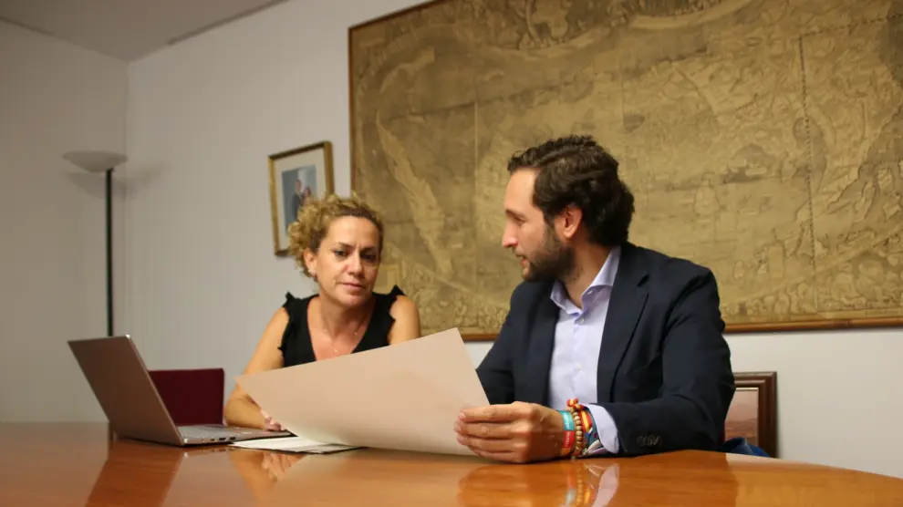 Mónica Martínez e Isaac Claver, durante el encuentro que mantuvieron ayer.