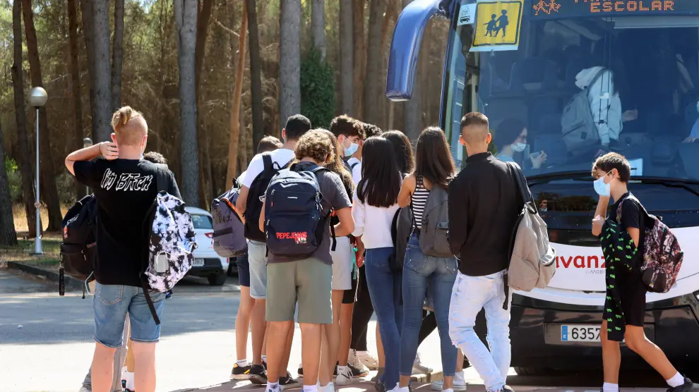 Alumnos del IES Pirámide de Huesca, usuarios del transporte escolar.