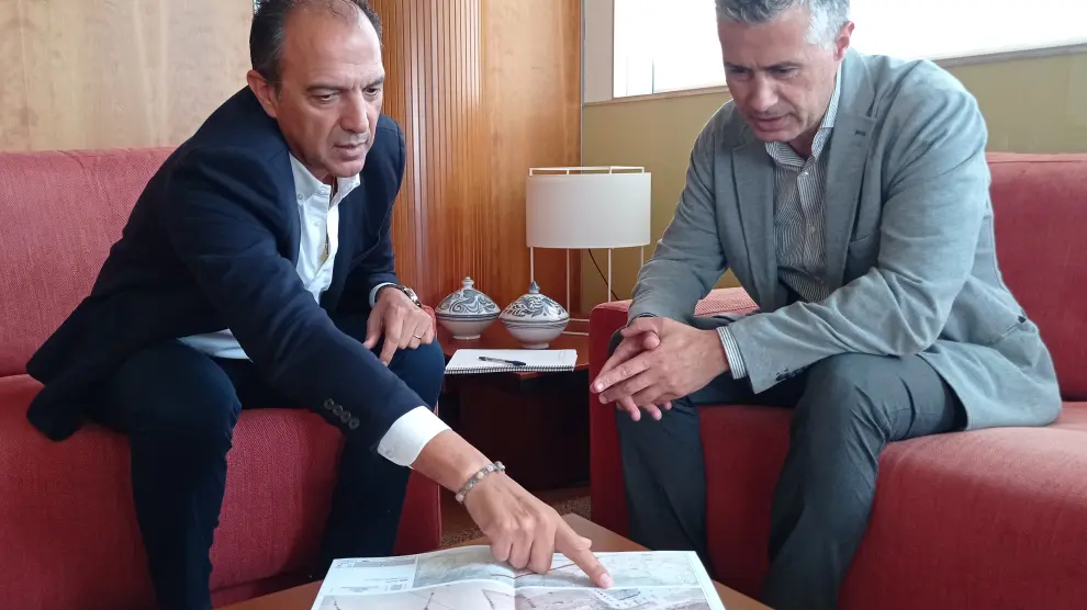 El alcalde de Jaca, Carlos Serrano, se reúne con el consejero de Sanidad, José Luis Bancalero.