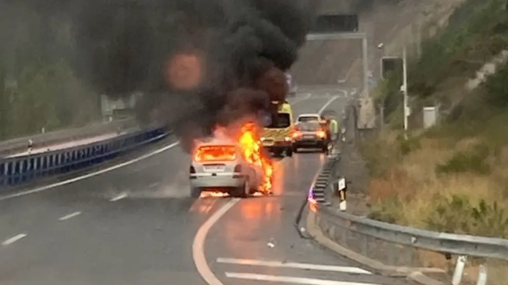 Imagen del vehículo en llamas.