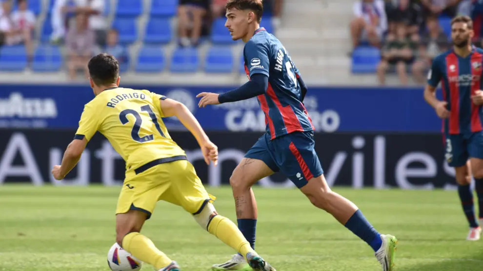 Vallejo conduce la pelota ante un jugador del Villarreal B