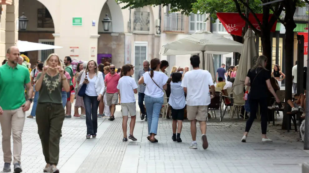 Personas paseando por el centro de Huesca, cuya provincia pierde población por el movimiento vegetativo.