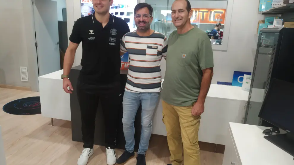 El jugador brasileño y el técnico compareciento en la tienda de Unitic en Huesca.