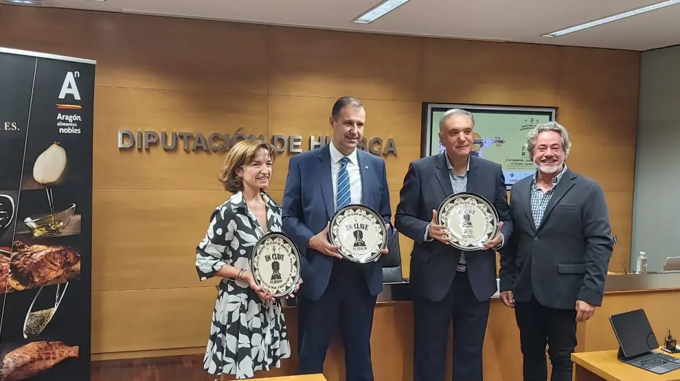 Viejo, Serra y Orriés con los premios que se entregarán el sábado. Junto a ellos, Gastón.