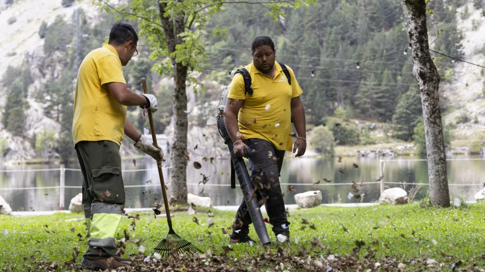 El servicio de jardinería de Valentia Emplea crece con fuerza en la zona del Pirineo, donde ya cuenta con un equipo de cinco personas, cuatro de ellas con discapacidad intelectual.