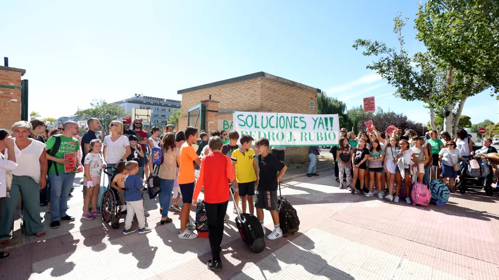 Concentración multitudinaria en el exterior del Colegio Pedro J. Rubio para denunciar la falta de auxiliares de educación especial