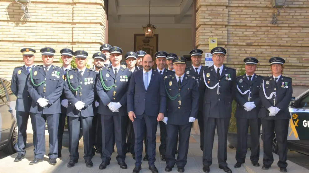 La Policía Local de Barbastro con el alcalde, Fernando Torres, en medio.