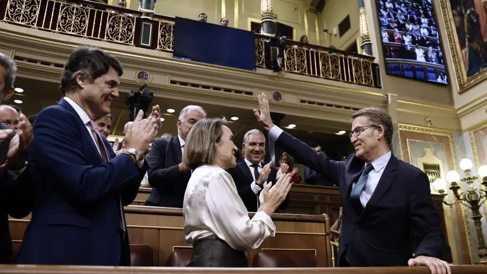 Alberto Núñez Feijóo recibe el aplauso de la bancada popular tras su intervención en la segunda votación a su investidura.