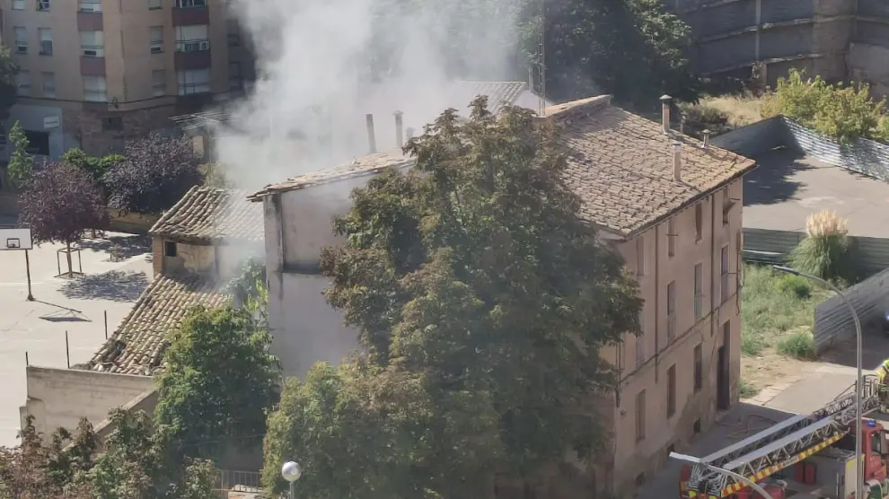 Fotografía del incendio en una de las casas okupadas de San Voto y San Félix.