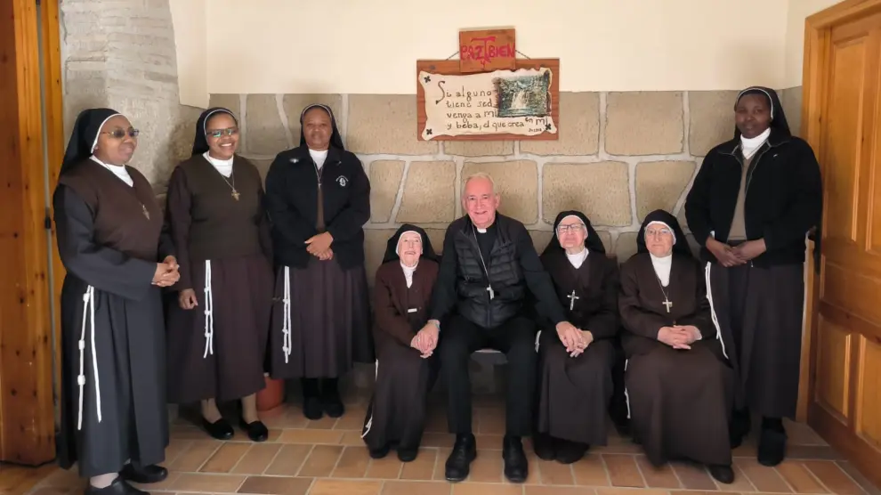 El obispo con las siete Hermanas Clarisas Capuchinas, en abril.
