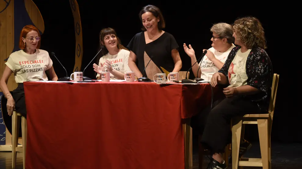 Ana Rosa Maza, Assumpta López, Pepa Bueno, Marta Villuendas e Irene Abad durante la grabación