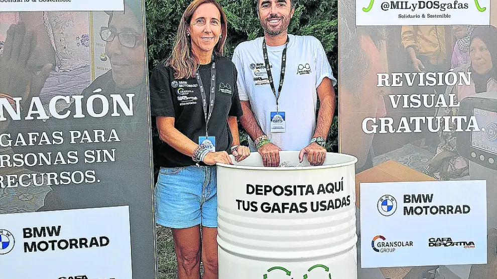 Marta Miras y Miguel Santos, recogieron gafas en Sabiñánigo para el proyecto solidario.