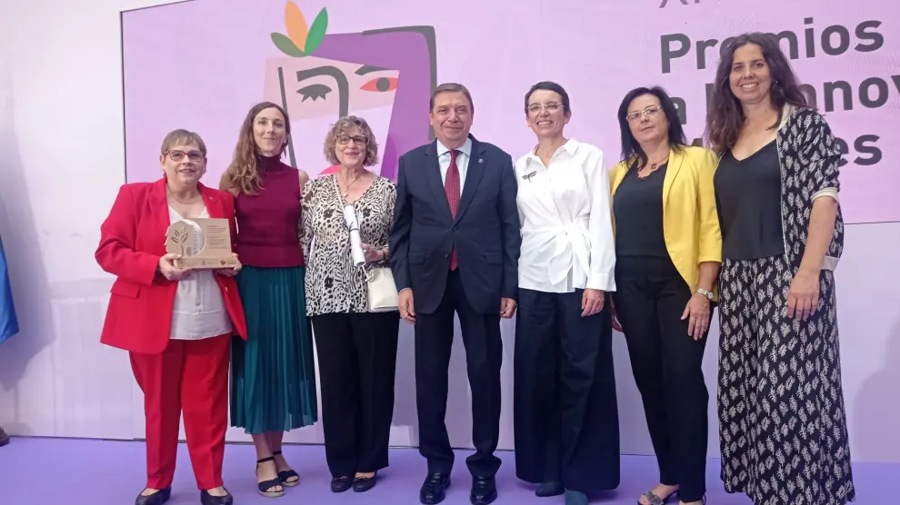 El ministro de Agricultura, Luis Planas, junto a las emprendedoras aragonesas.