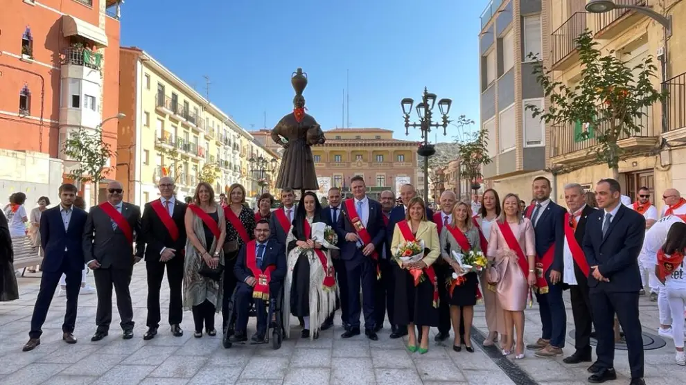 La capital bajocinqueña ha honrado a su patrona con una ofrenda floral y un desfile.