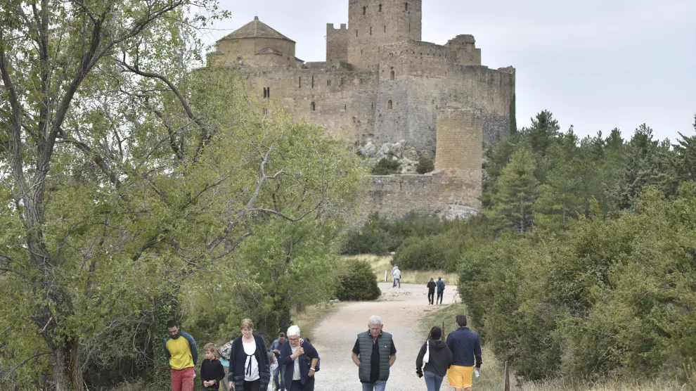 Visitantes este puente en el Castillo de Loarre.