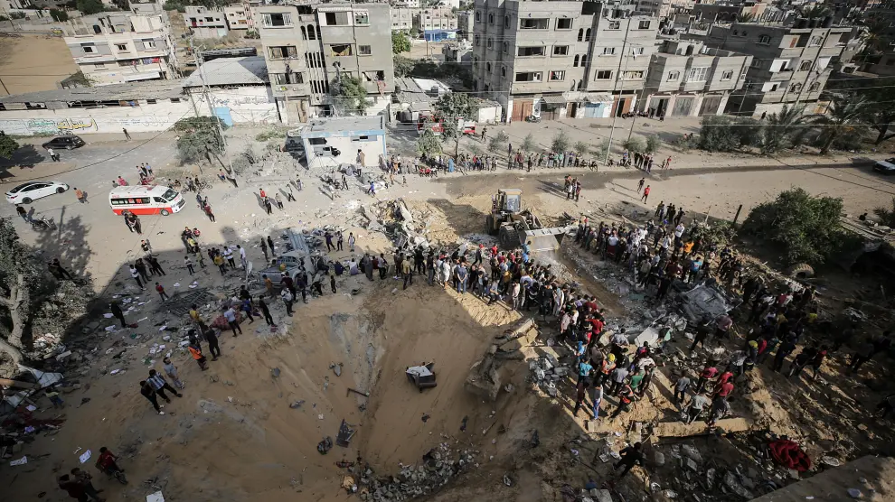 Búsqueda de supervivientes tras un ataque de Israel en Gaza.