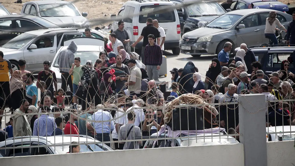 Palestinos con doble nacionalidad esperaban este lunes para cruzar Egipto en el sur de Gaza.