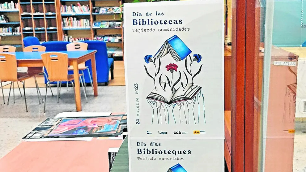 Hemeroteca y cartel del Día de las Bibliotecas.