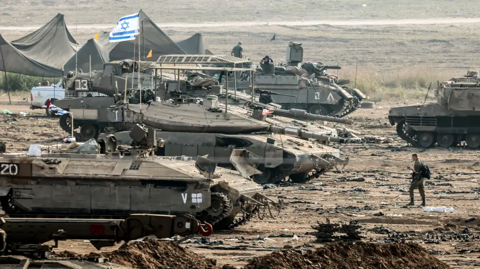 Fuerzas israelís se preparan para hacer maniobras.