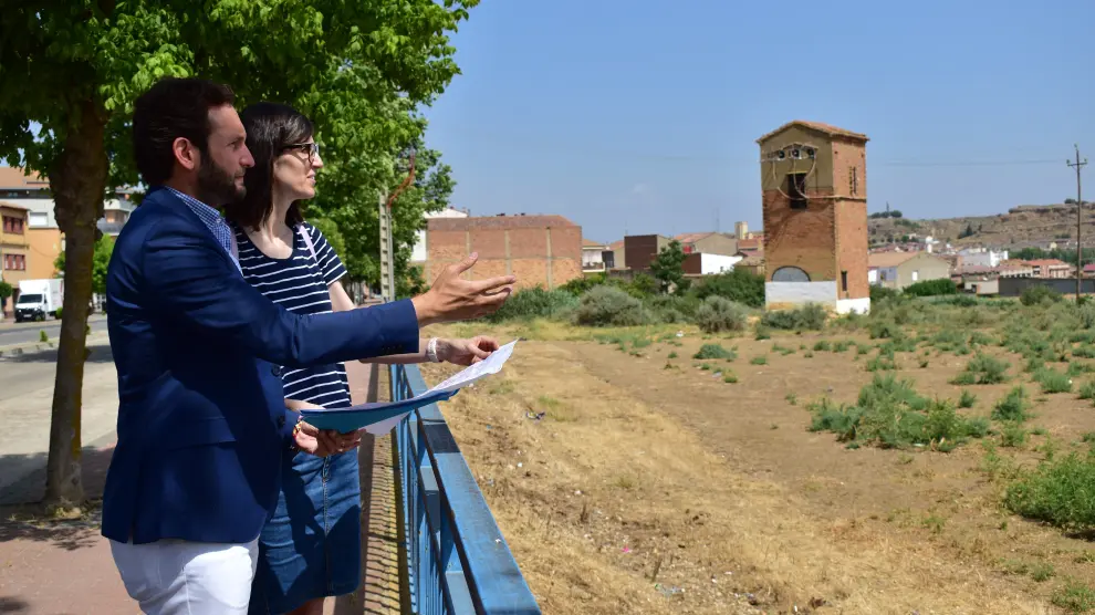 Isaac Claver y la concejal de Urbanismo, Nuria Moreno, en los terrenos adquiridos por el Ayuntamiento.