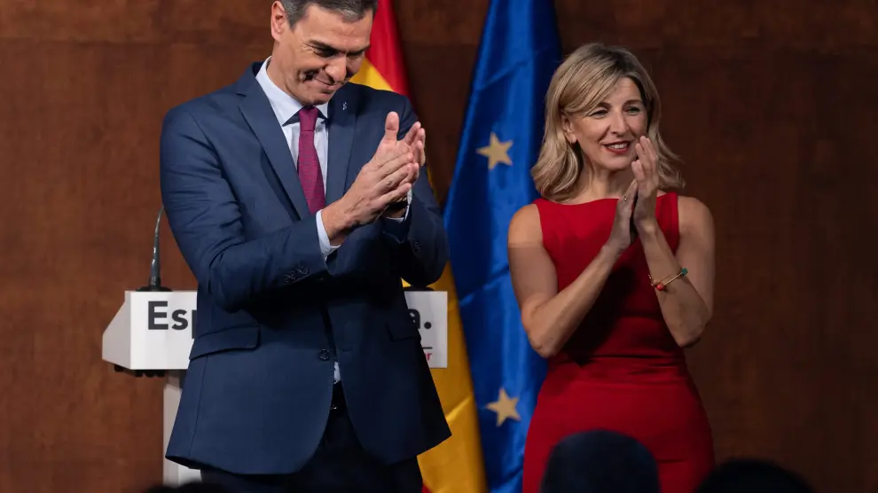 Pedro Sánchez y Yolanda Díaz aplauden tras firmar el acuerdo.