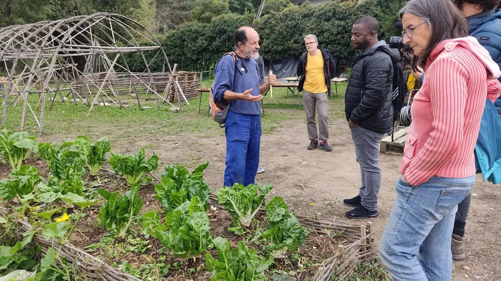 El agrónomo haitiano Aubin Payen escucha las explicaciones de Juan García.