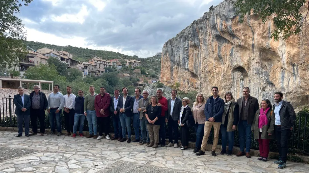 Foto de familia con las autoridades y los 28 alcaldes asistentes a la feria del Festival Etnográfico Región Este.