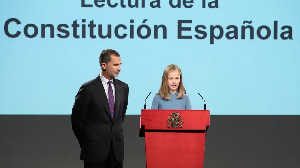 La princesa Leonor, junto a padre, el rey Felipe VI, el 31 de octubre de 2018, durante su intervención por primera vez en un acto oficial con la lectura de un extracto de la Constitución.